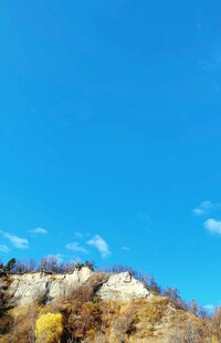 蓝天映衬下的多彩山峦