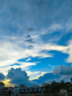 蓝天之下的城市天际线