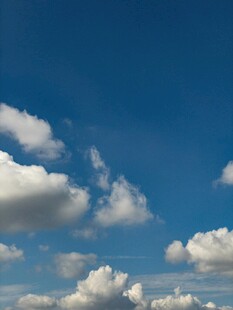 晴朗蓝天与蓬松白云