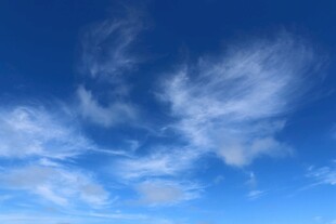 蓝天飘絮状白云