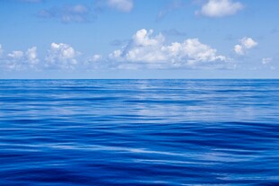 广阔蔚蓝海洋与天际云朵