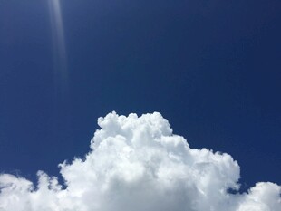 蓝天中的蓬松白云