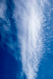 蓝天中的白色丝状云彩