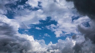 蓝天白云间的壮丽云层