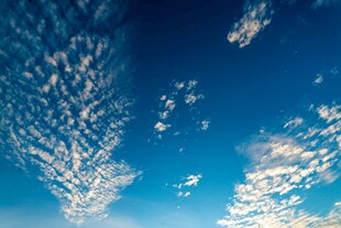 蓝天飘絮状白云美景