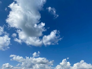 蓝天中的蓬松白云