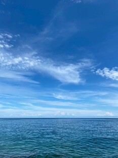 蔚蓝大海与天际白云