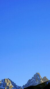 蓝天映衬下的巍峨山峰