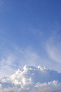 蓝天中的蓬松白云