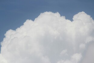 蓝天中的蓬松大云朵