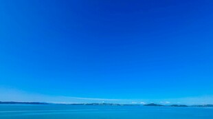 广阔蓝天与平静海面