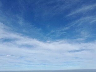 蓝天白云下的开阔天际