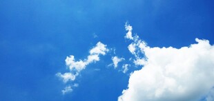 晴朗蓝天中的洁白云朵