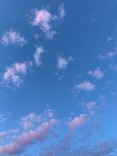 梦幻粉蓝天空中的云朵