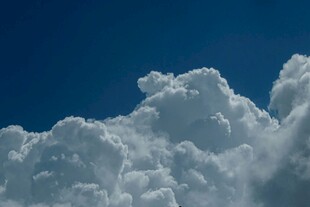 蓝天之上的蓬松云朵