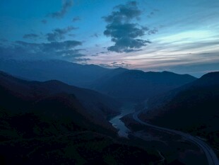 山间暮色中的蜿蜒河流