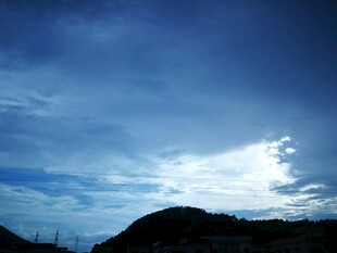 黄昏时分的山峦与天空