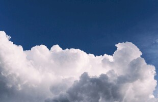 蓝天中的蓬松白云
