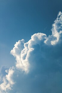 蓝天中的蓬松白云