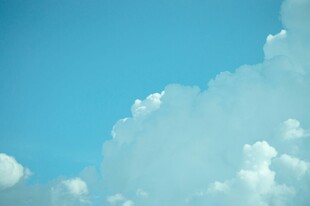 晴朗蓝天与蓬松白云