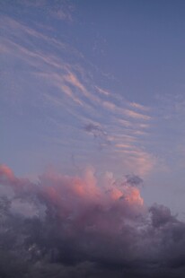 梦幻粉紫天空中的云彩