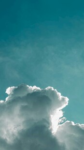 蓝天中的蓬松云朵