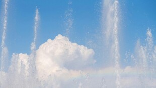 蓝天中的白云与喷射痕迹