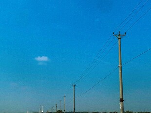 蓝天之下的电线杆