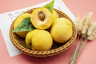 竹篮中的新鲜黄桃