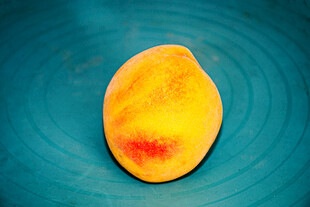 黄桃特写于蓝绿色背景