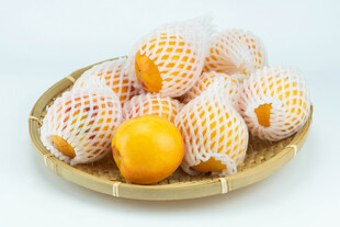 竹篮中的网套黄桃