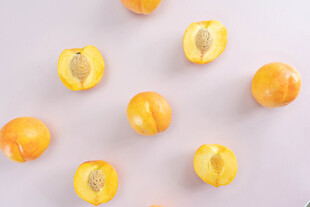 散落的黄桃果实