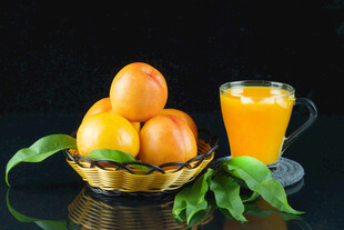 黄桃与鲜榨果汁