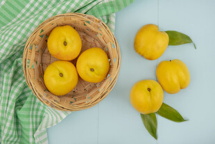 竹篮里的新鲜黄桃