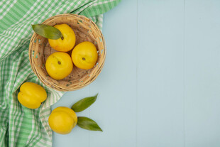 篮子里的鲜黄桃与绿叶