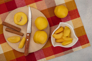 砧板上的黄桃与刀具