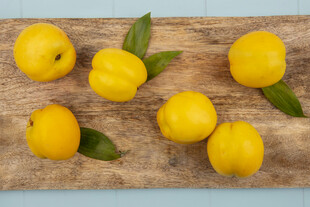 木板上的新鲜黄桃