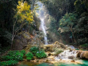 山林间的绝美瀑布景观