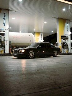 车库中的黑色豪华轿车