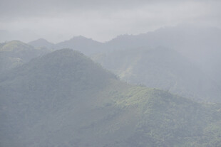 云雾缭绕的山峦美景