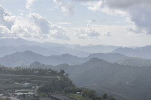 山峦云海间的壮阔景致