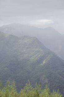 山峦叠翠的壮阔自然景观