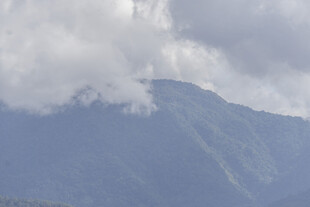 云雾缭绕的青山美景