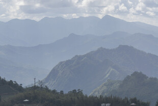 山峦云雾间的自然美景