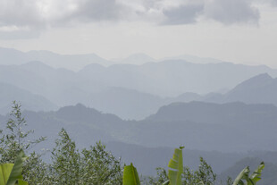 山峦叠嶂间的自然景致