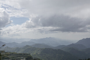 云雾缭绕的壮美山峦景色