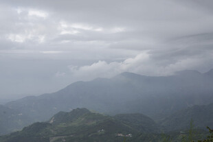 云雾缭绕的山峦美景