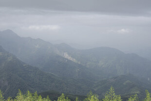 云雾缭绕的山峦景色