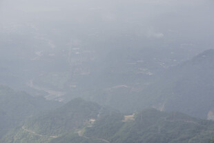 雾中朦胧山峦景色