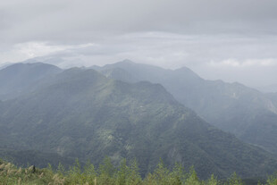 云雾缭绕的壮美山峦